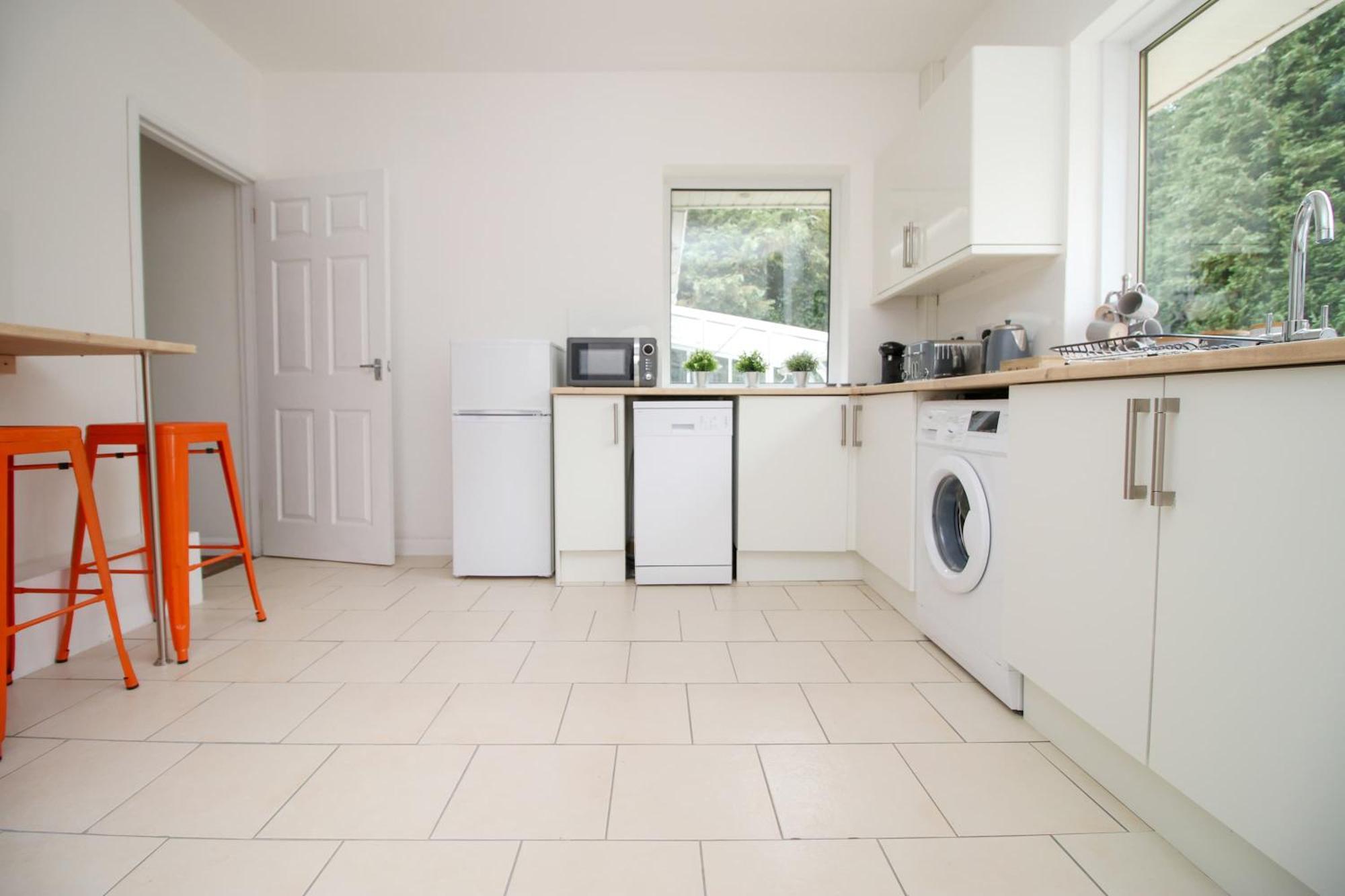 Casa de férias The Lockett Wonderful Large Plympton, Free Parking By Staystaycations