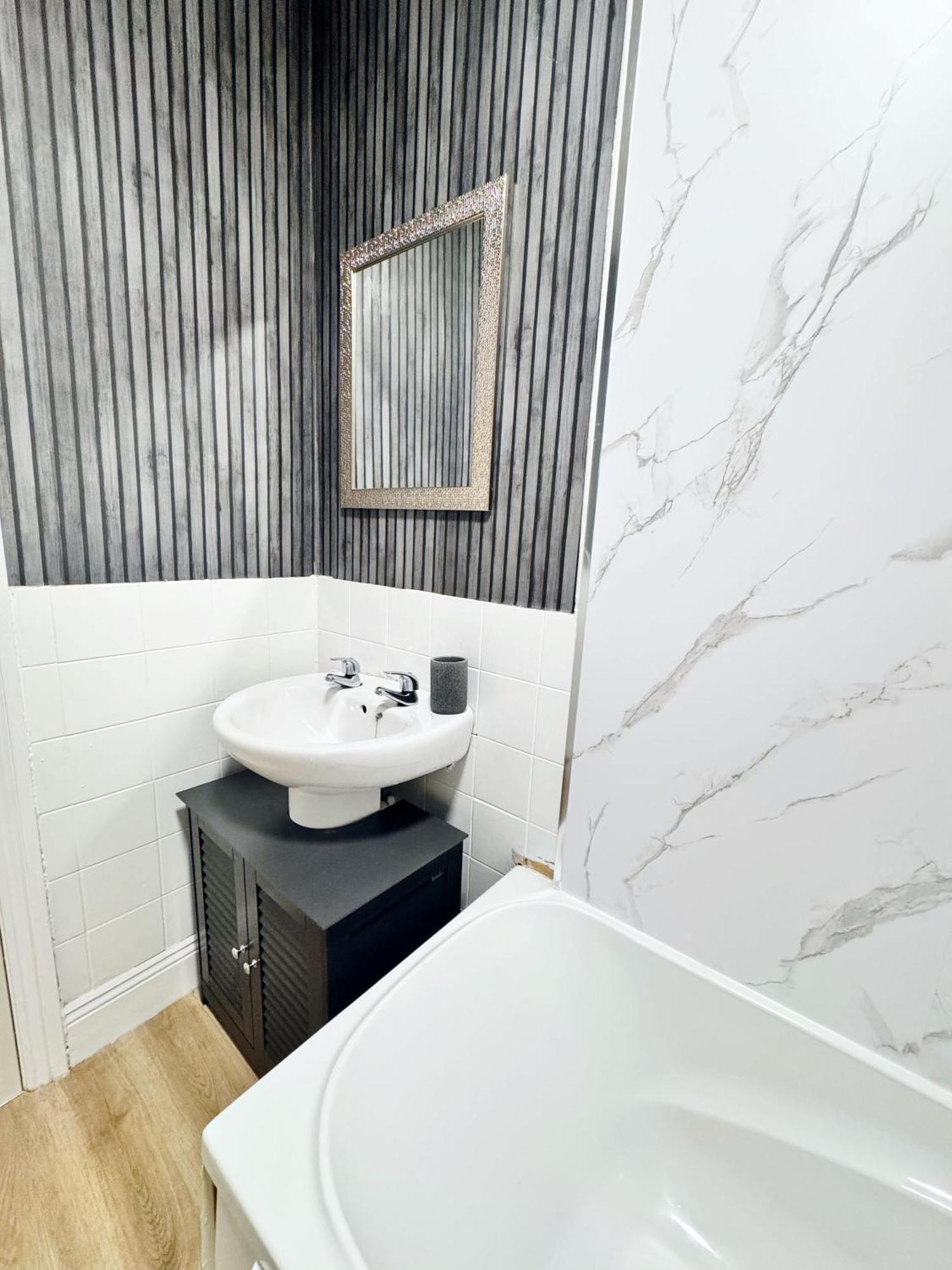 Comfy & Chic 1 Bed In Apartment *