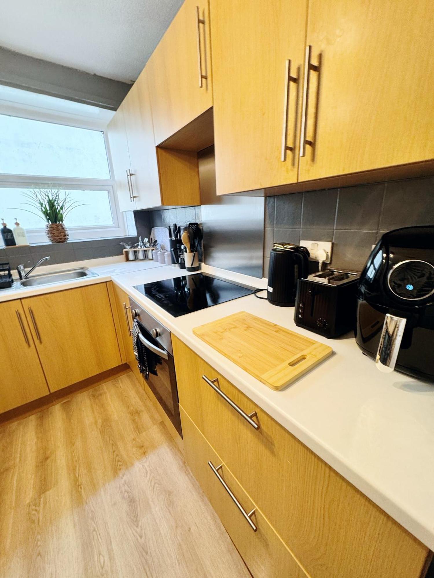Comfy & Chic 1 Bed In Apartment *