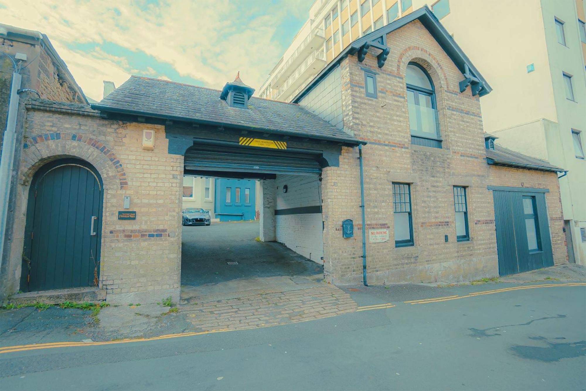Executive Coach House On The 2 Free Parking Spaces Holiday home