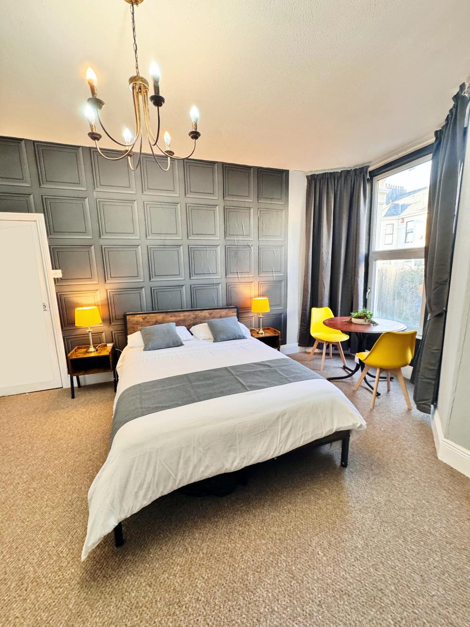 Spacious And Chic 65 Tv Apartment *