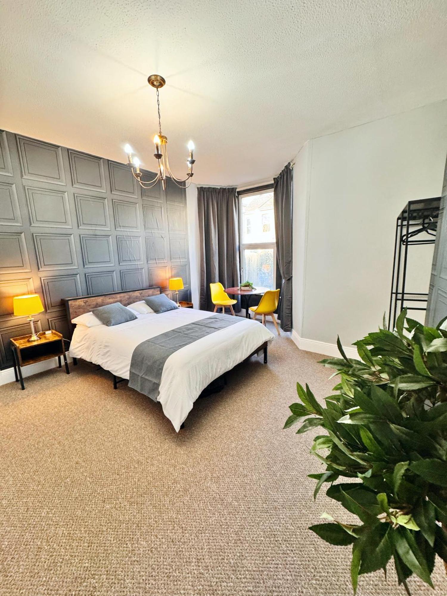Apartment Spacious And Chic 65 Tv