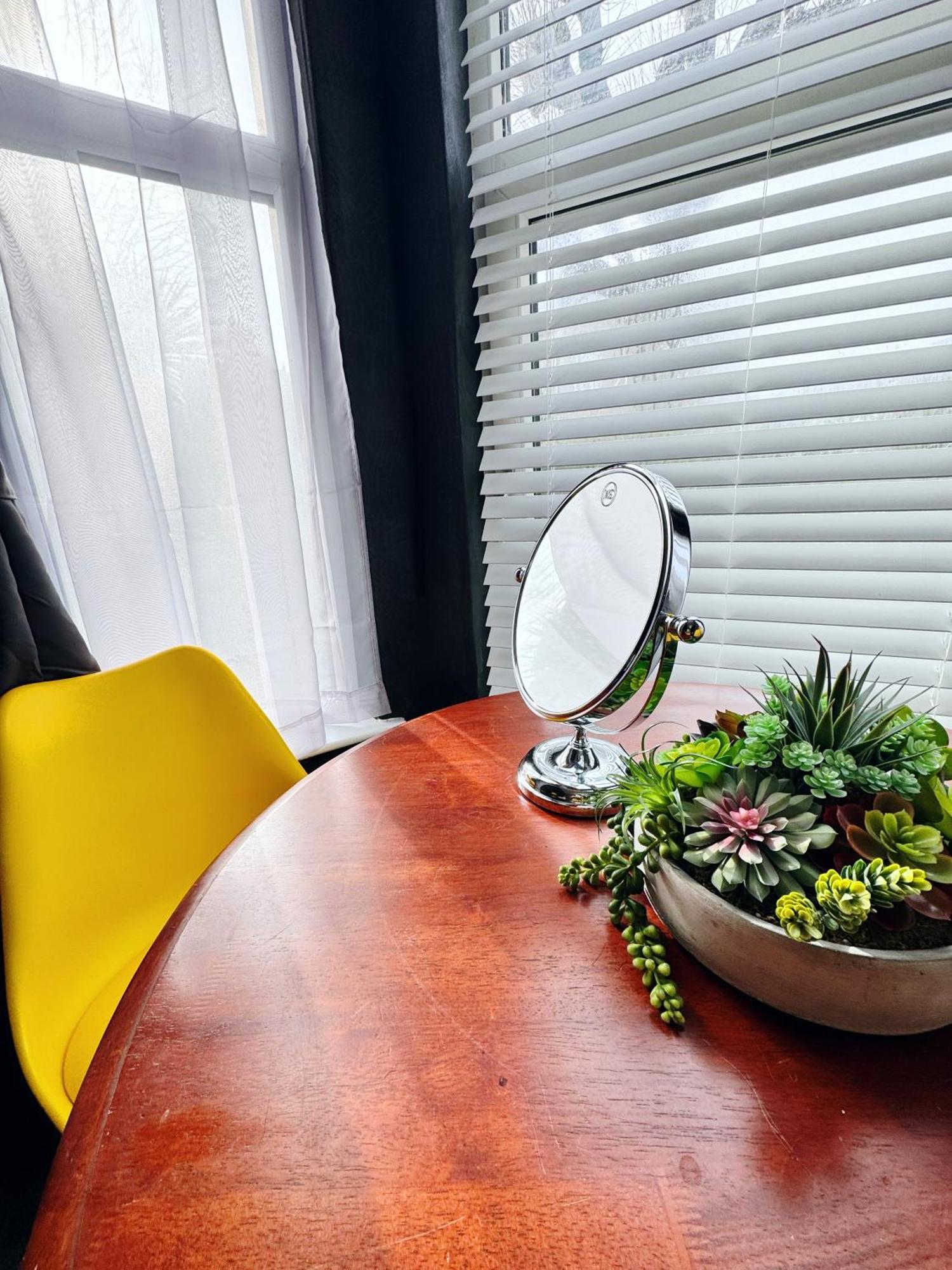 Spacious And Chic 65 Tv Apartment *