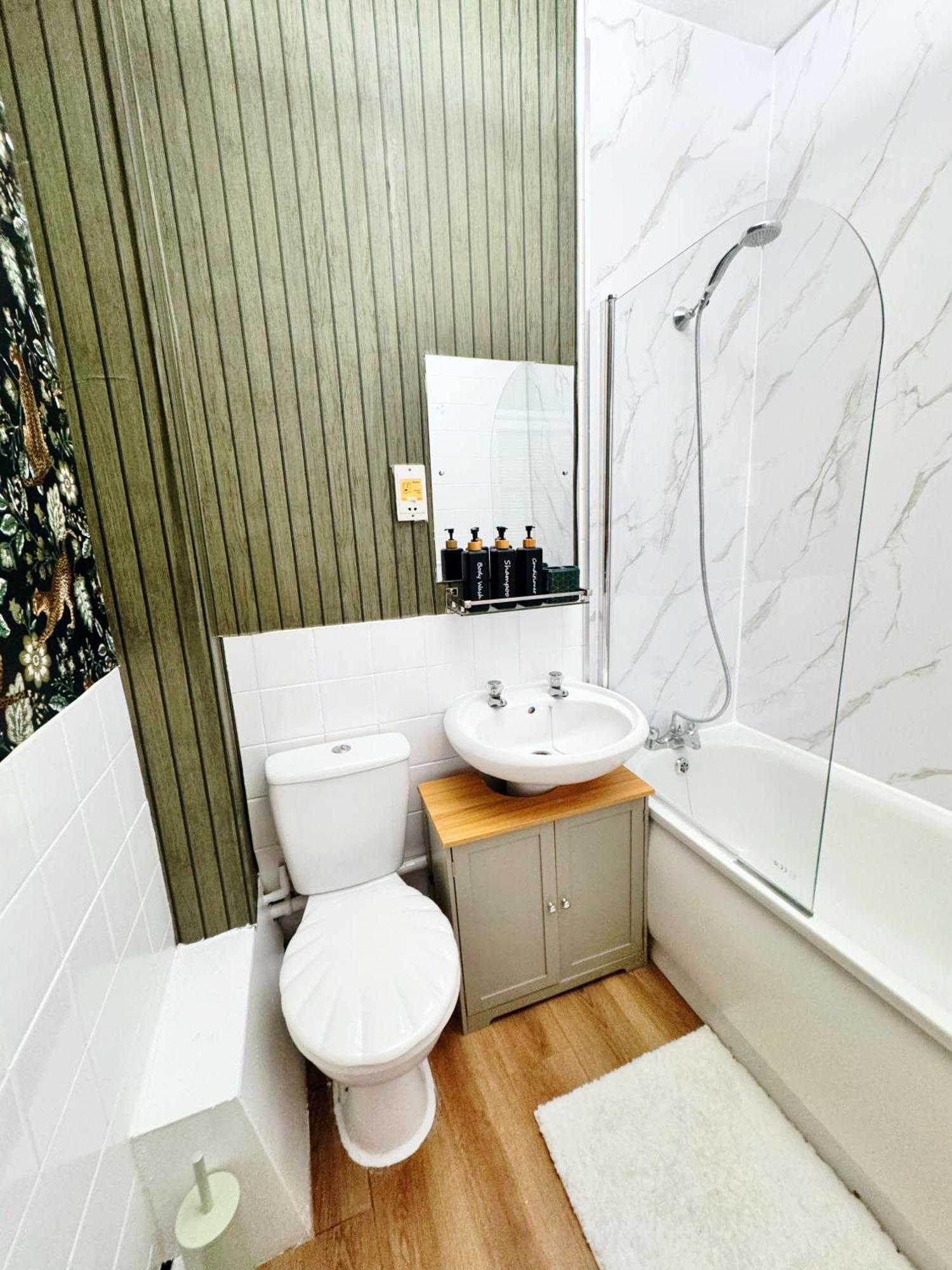 Spacious And Chic 65 Tv Apartment *