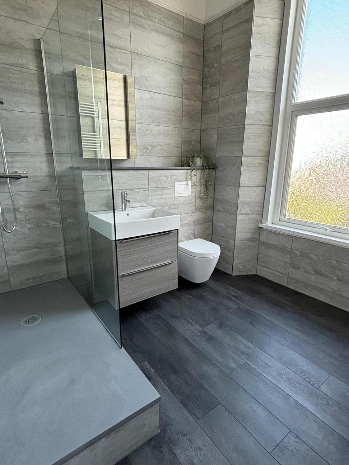 Stylish 2 Bedroom Maisonette Apartment *