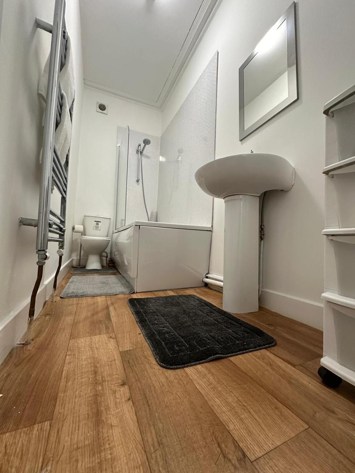 Private Parking, Urban Comfort & Haven Apartment