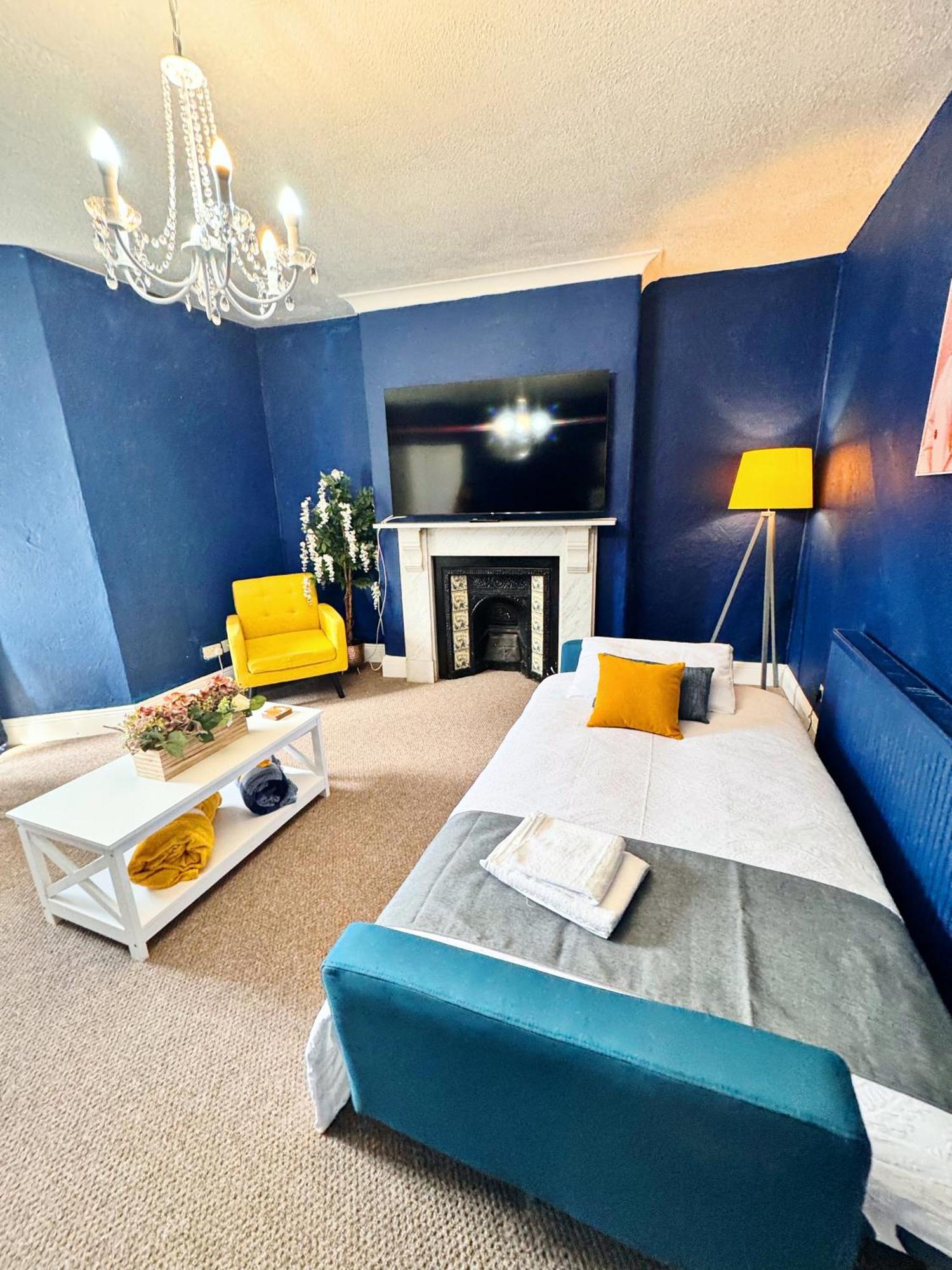 Spacious And Chic 65 Tv Apartment *