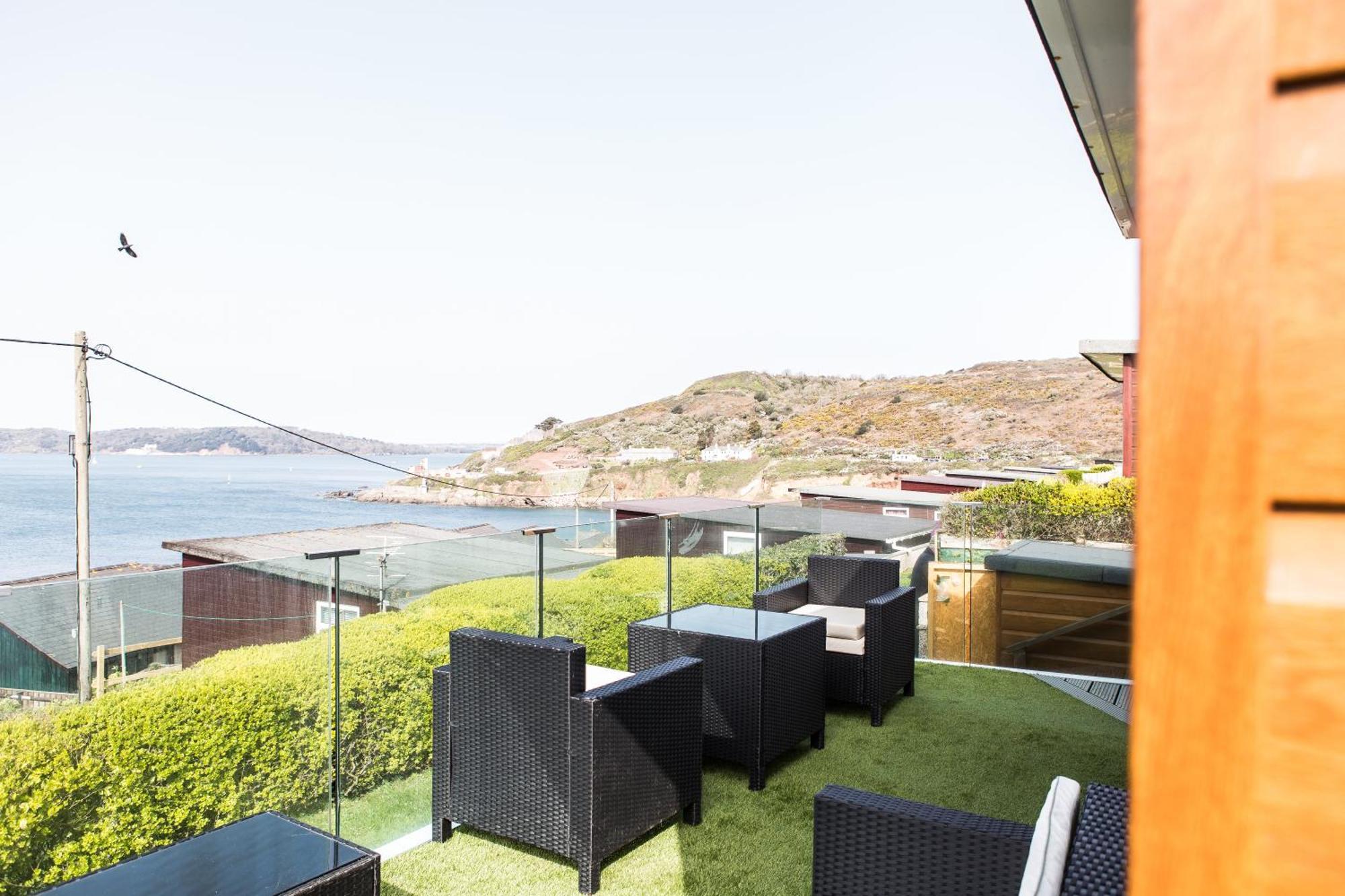 Apartment 2 Bedroom Chalet With Sea Views *