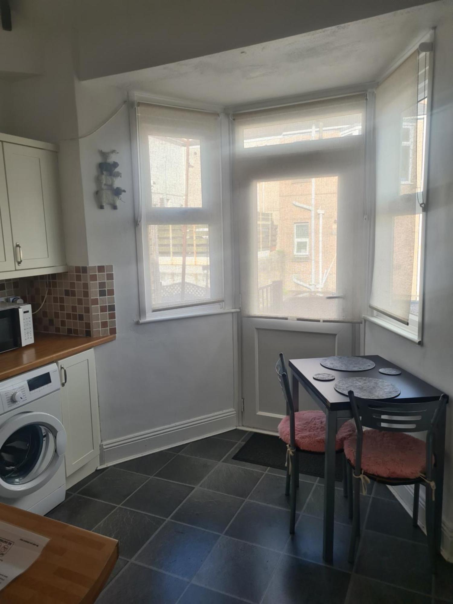 Apartment Spacious Two Bedroom Flat, Location *