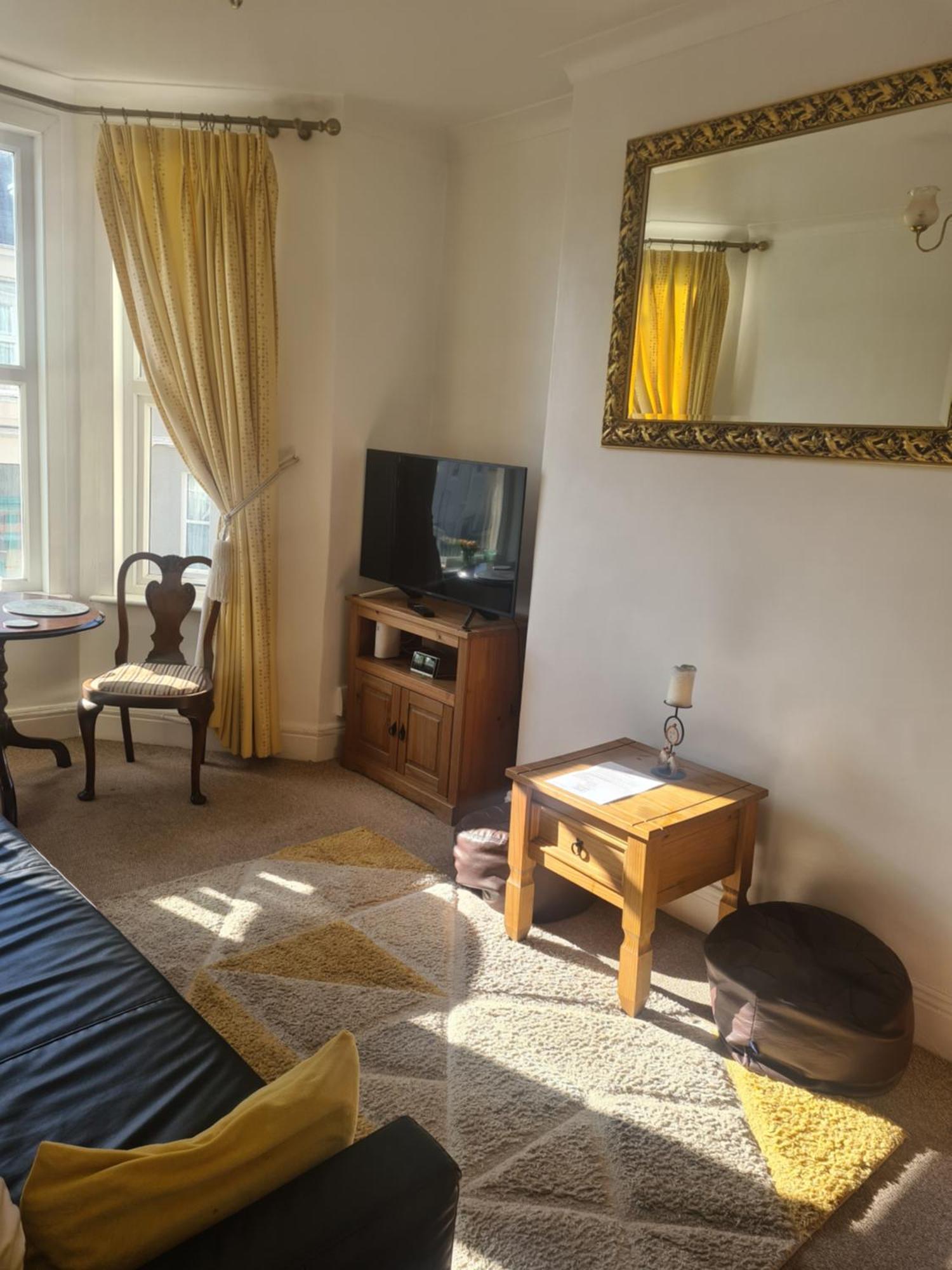 Spacious Two Bedroom Flat, Location * Plymouth