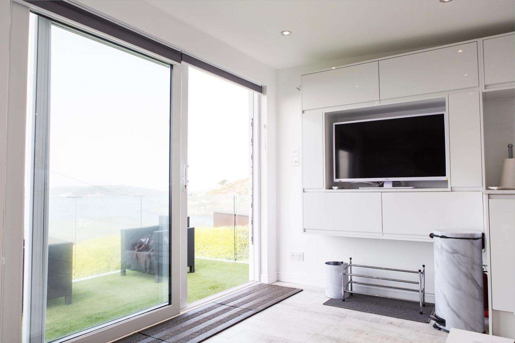 Apartment 2 Bedroom Chalet With Sea Views *