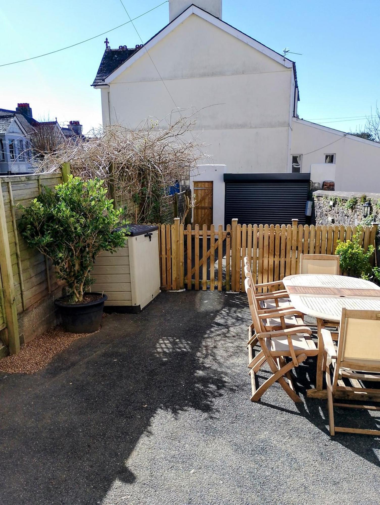 Holiday home Spacious Townhouse With Accessibility Adapted Garden Apartment, Off Road Parking, Near Park, Jaccuzi Bath, Office Space, Sleeps 15 Plymouth