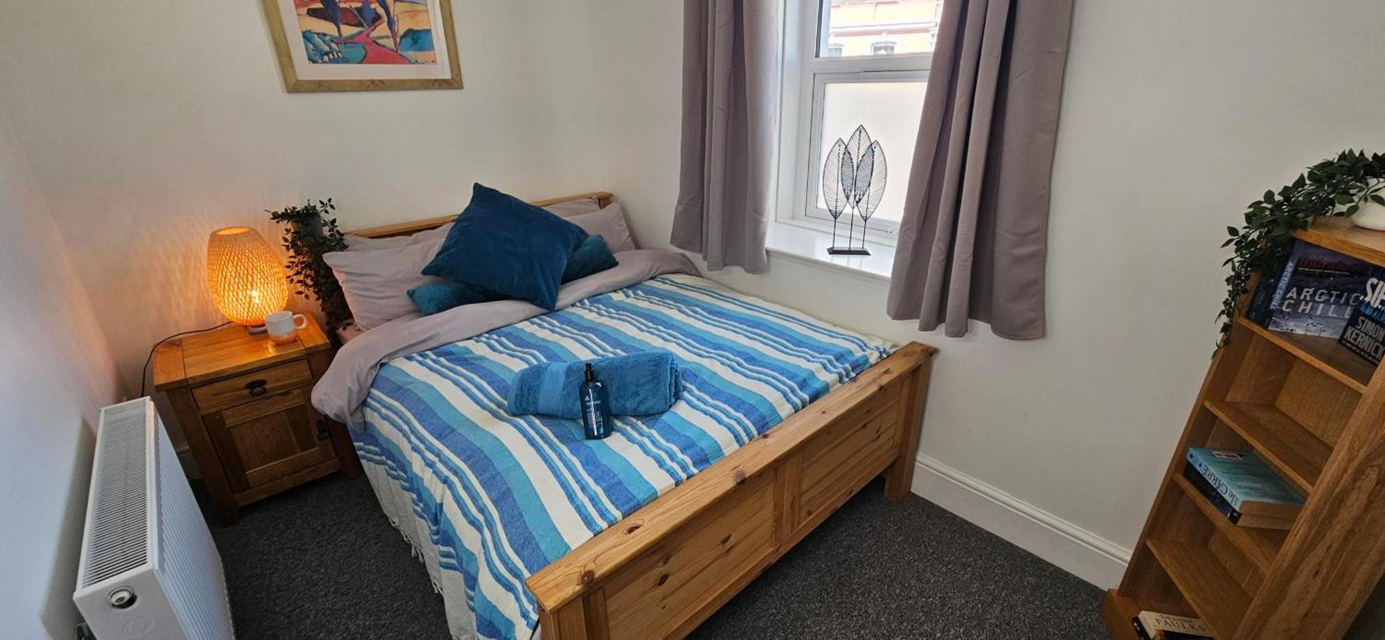 Spacious 2 Bed Flat In Apartment *