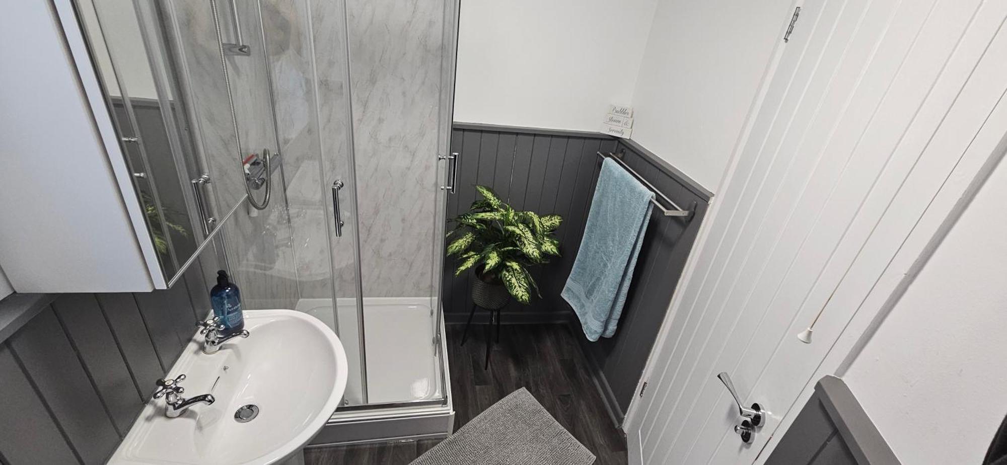 Spacious 2 Bed Flat In Apartment Plymouth