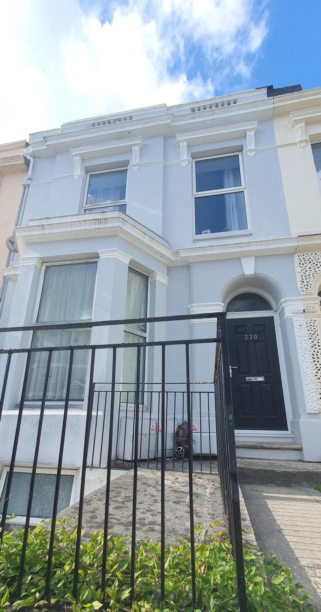 Spacious Penthouse In 3 Large Bedrooms * Plymouth