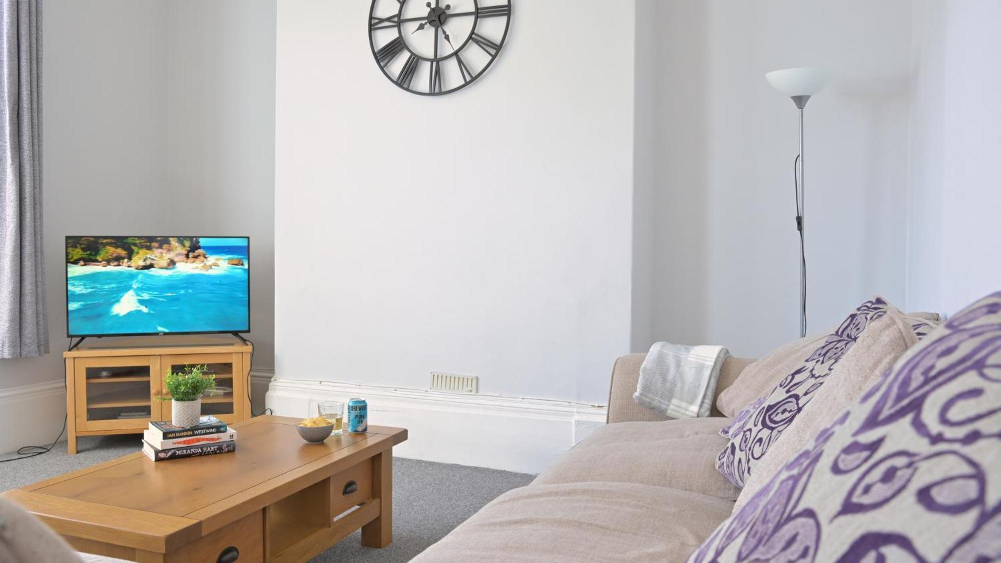 Spacious Penthouse In 3 Large Bedrooms *
