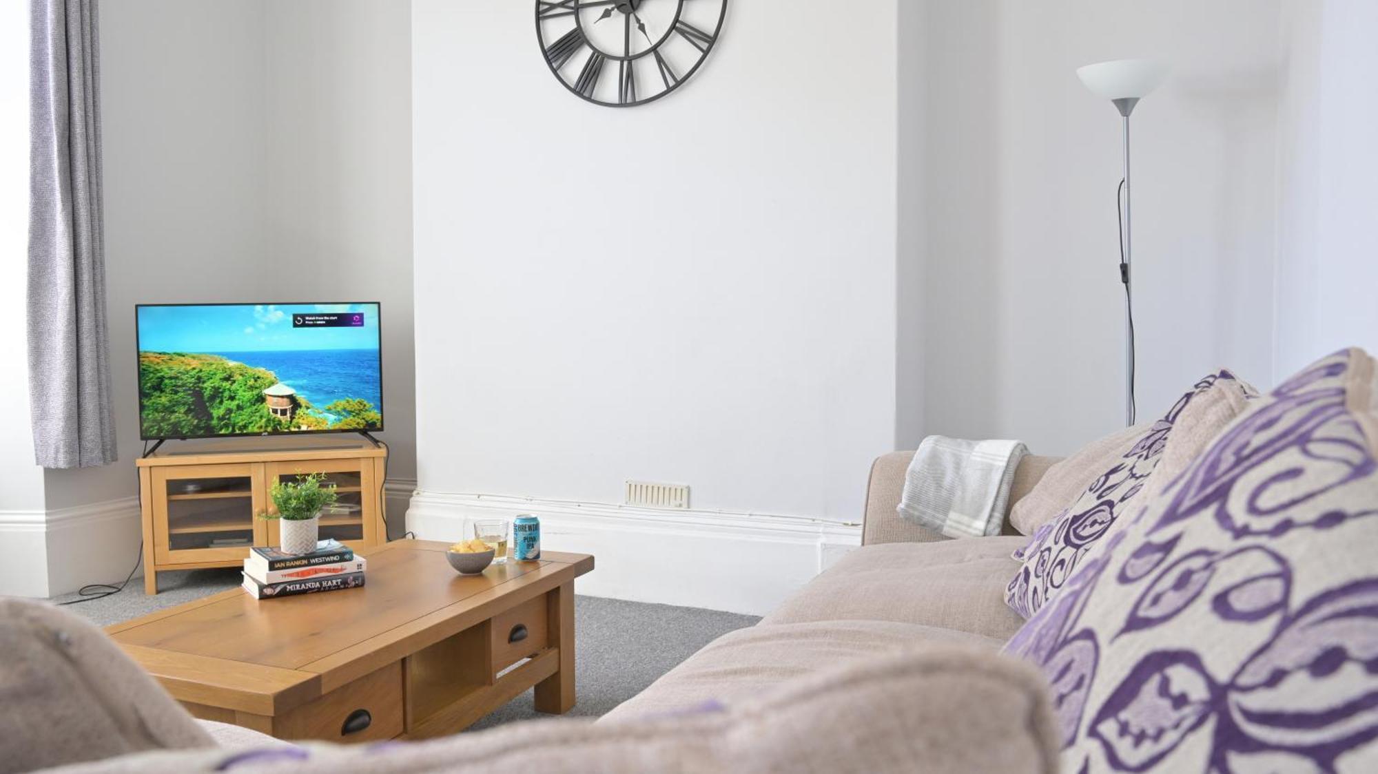 Spacious Penthouse In 3 Large Bedrooms Plymouth