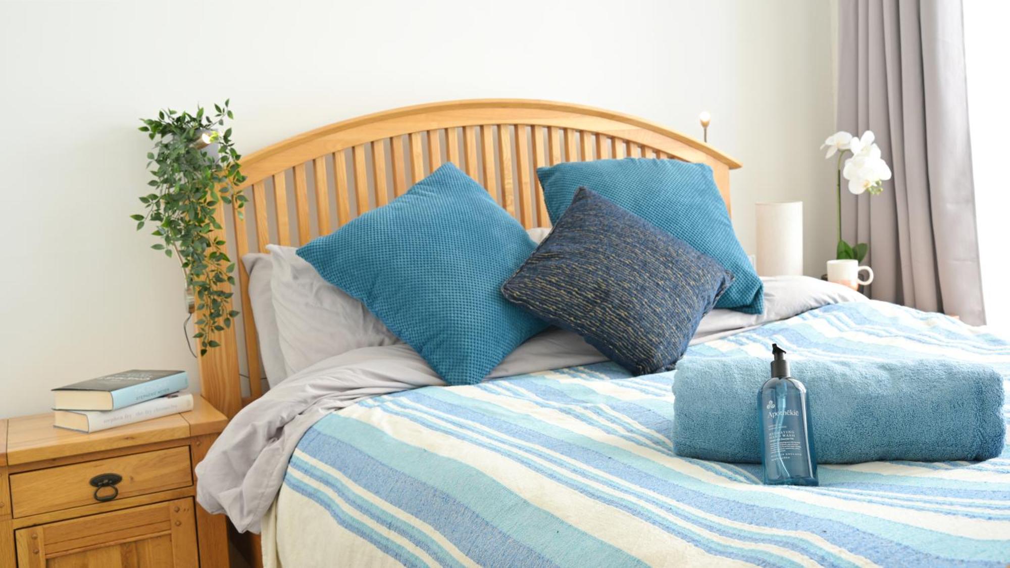Spacious 2 Bed Flat In Apartment *