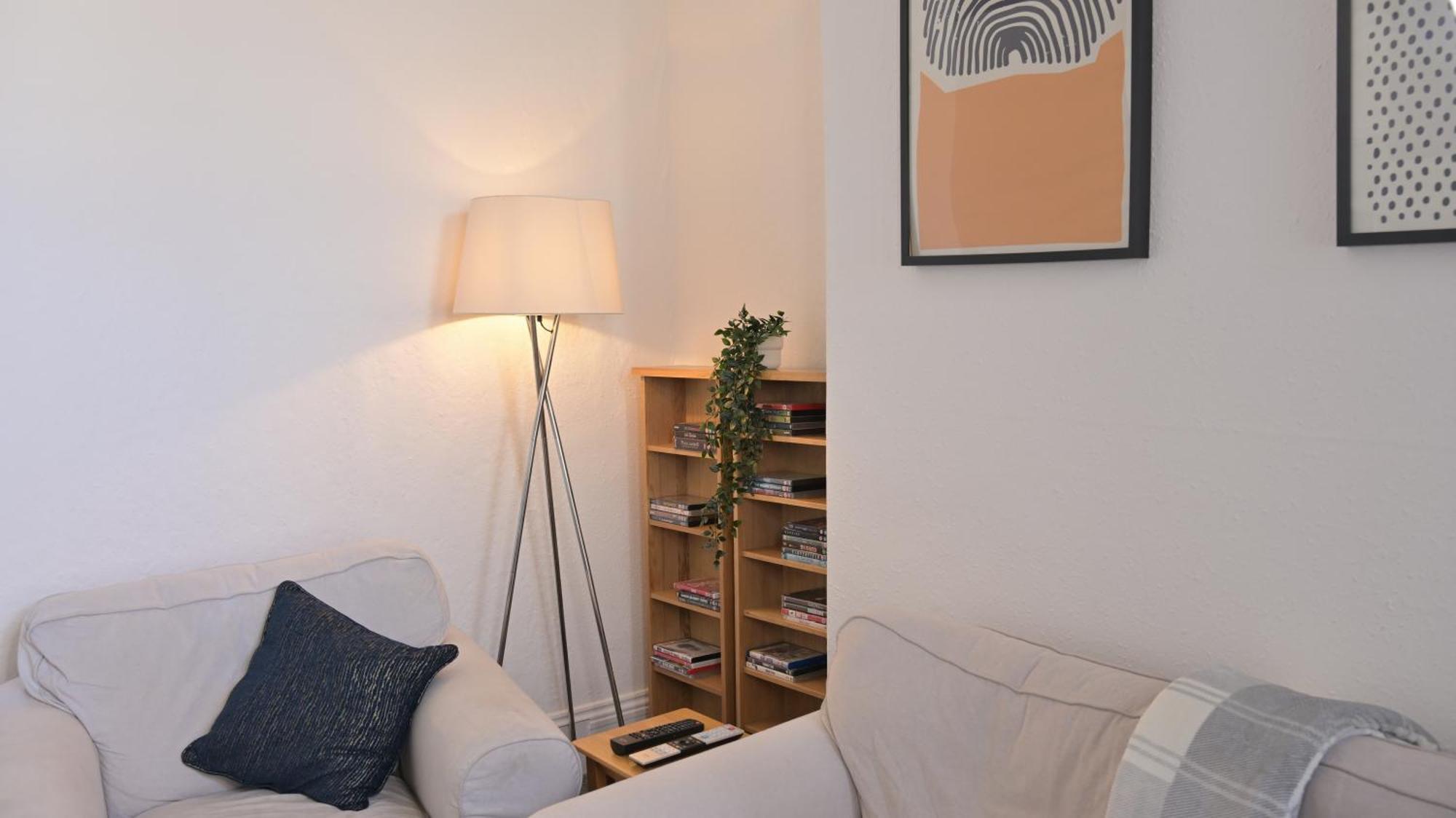 Spacious 2 Bed Flat In Apartment