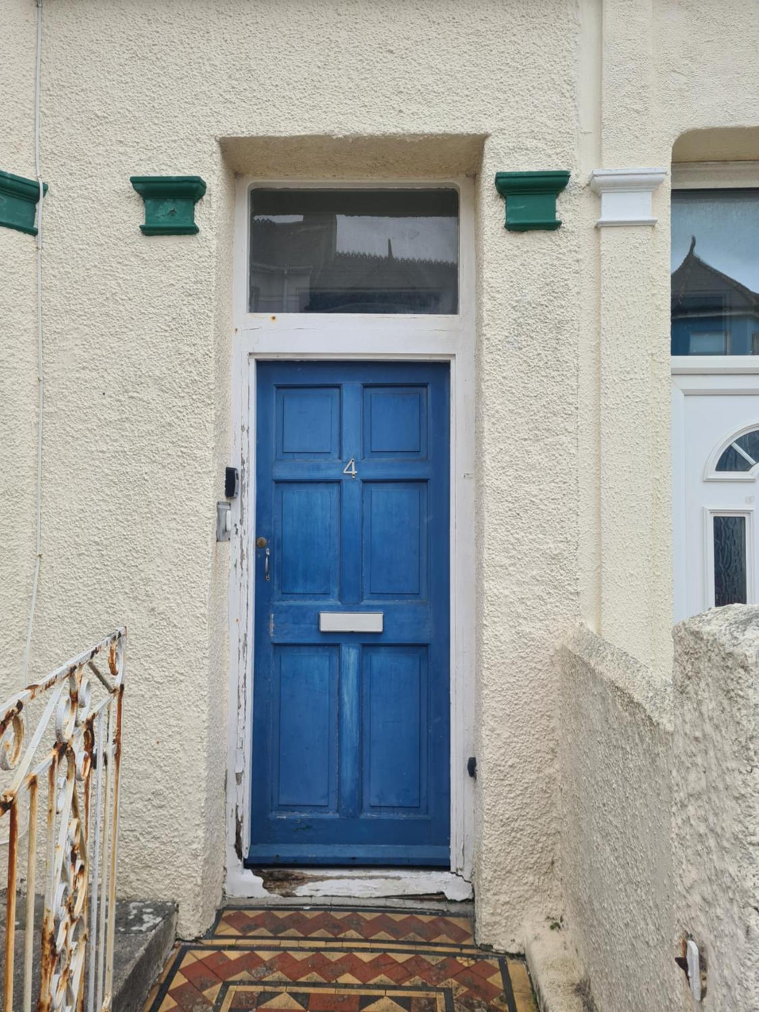 Spacious Two Bedroom Flat, Location