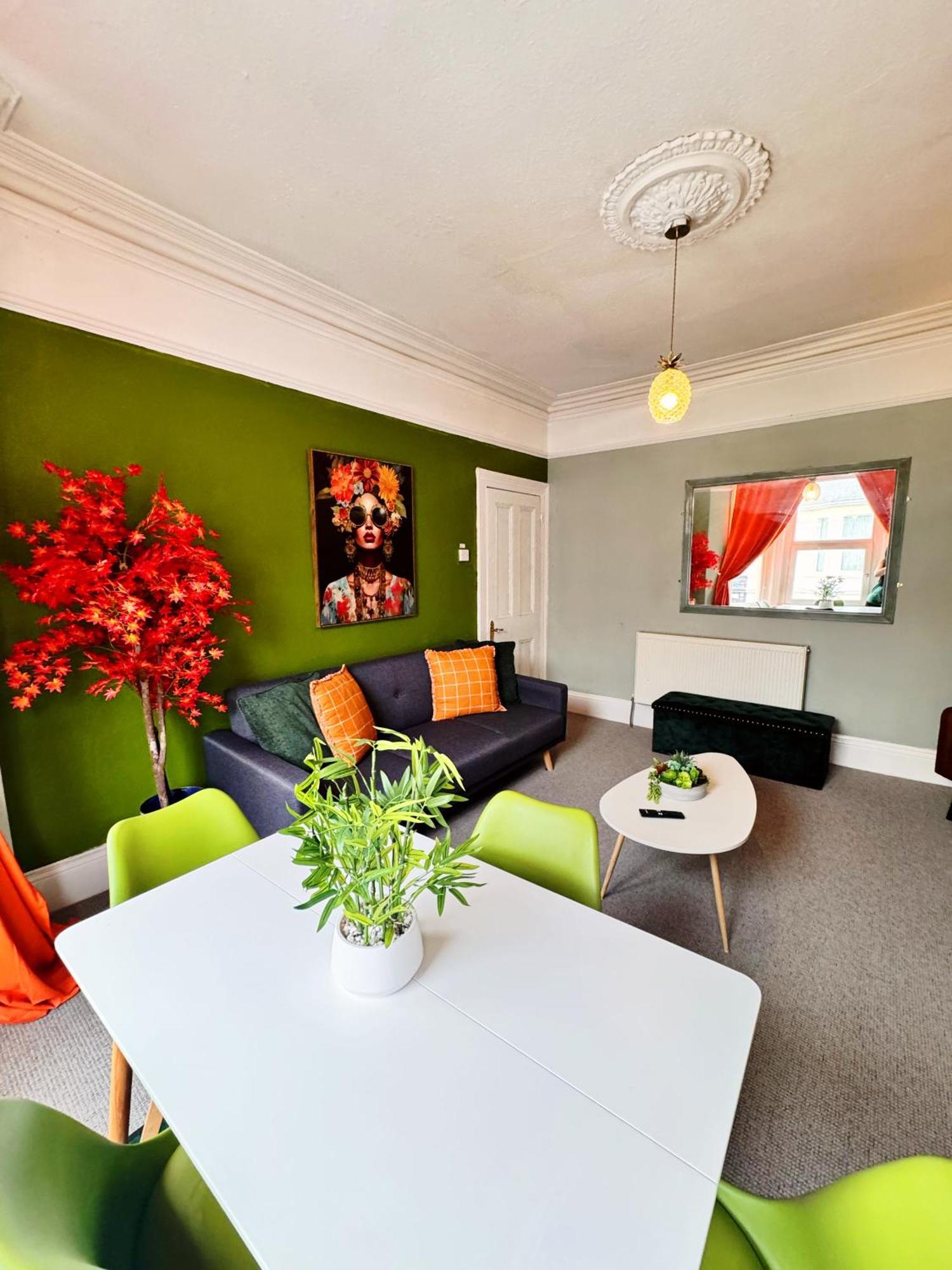 Offer Spacious And Chic 2 Bed Apartment