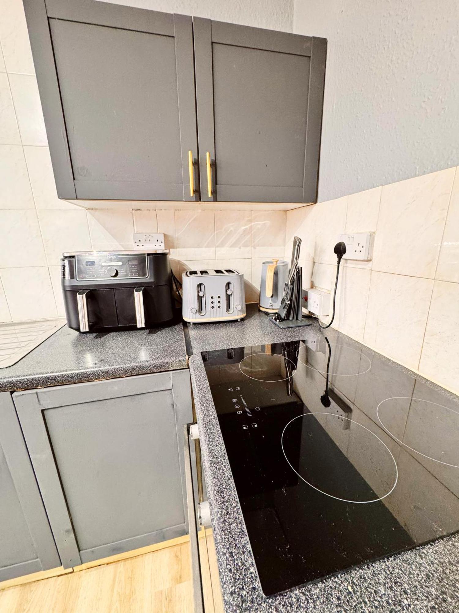 Offer Spacious And Chic 2 Bed Apartment *