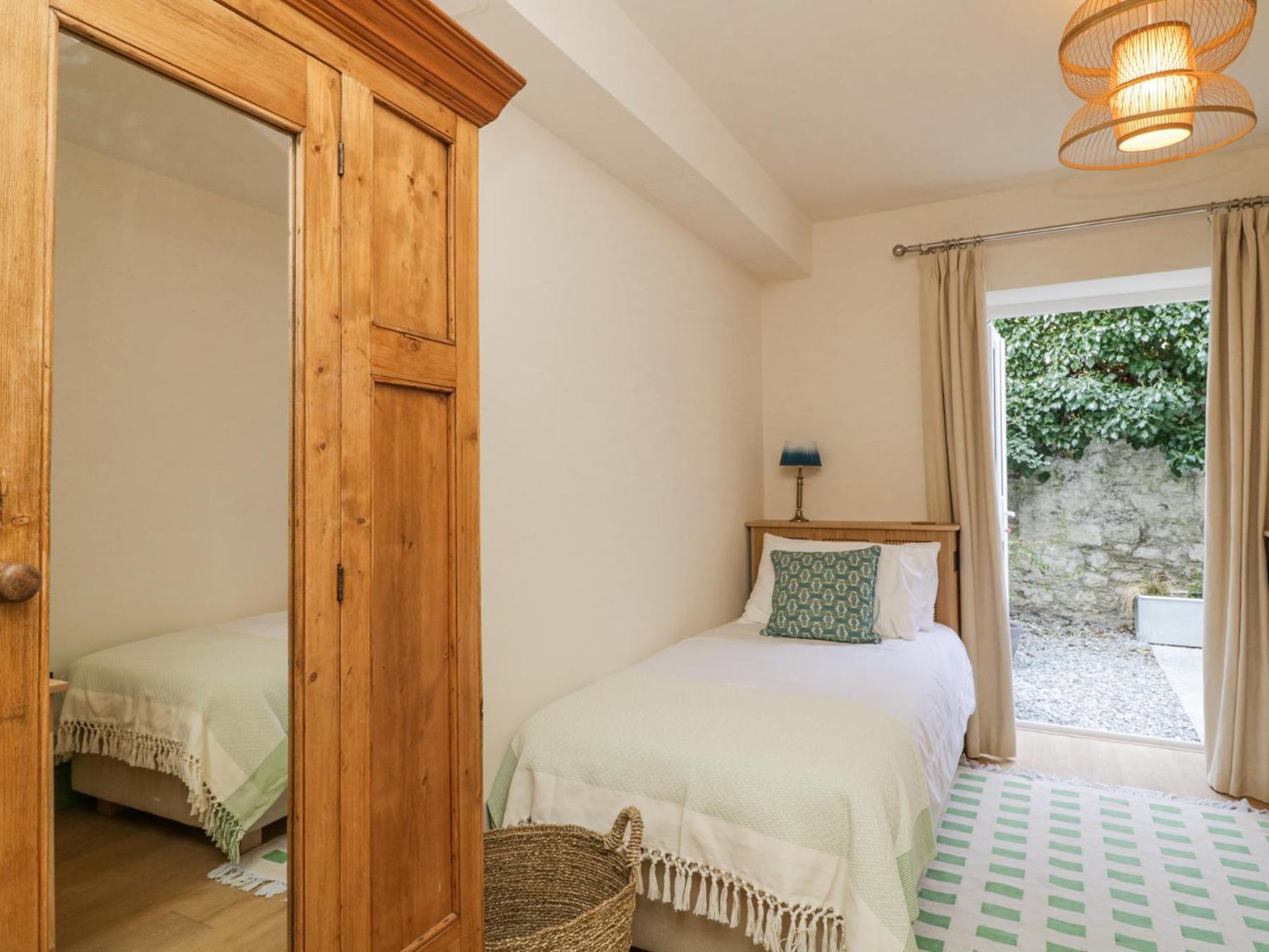 Tamar Flat 1, Basement 2 Sussex Place Apartment *