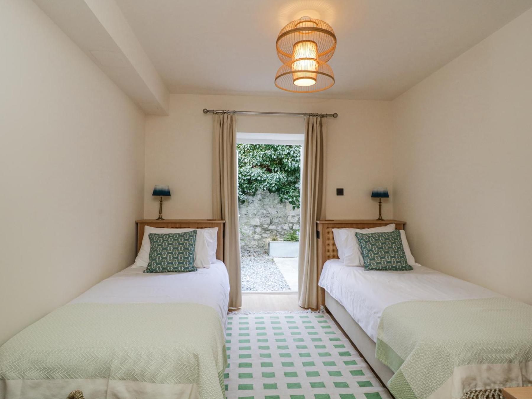 Tamar Flat 1, Basement 2 Sussex Place * Plymouth
