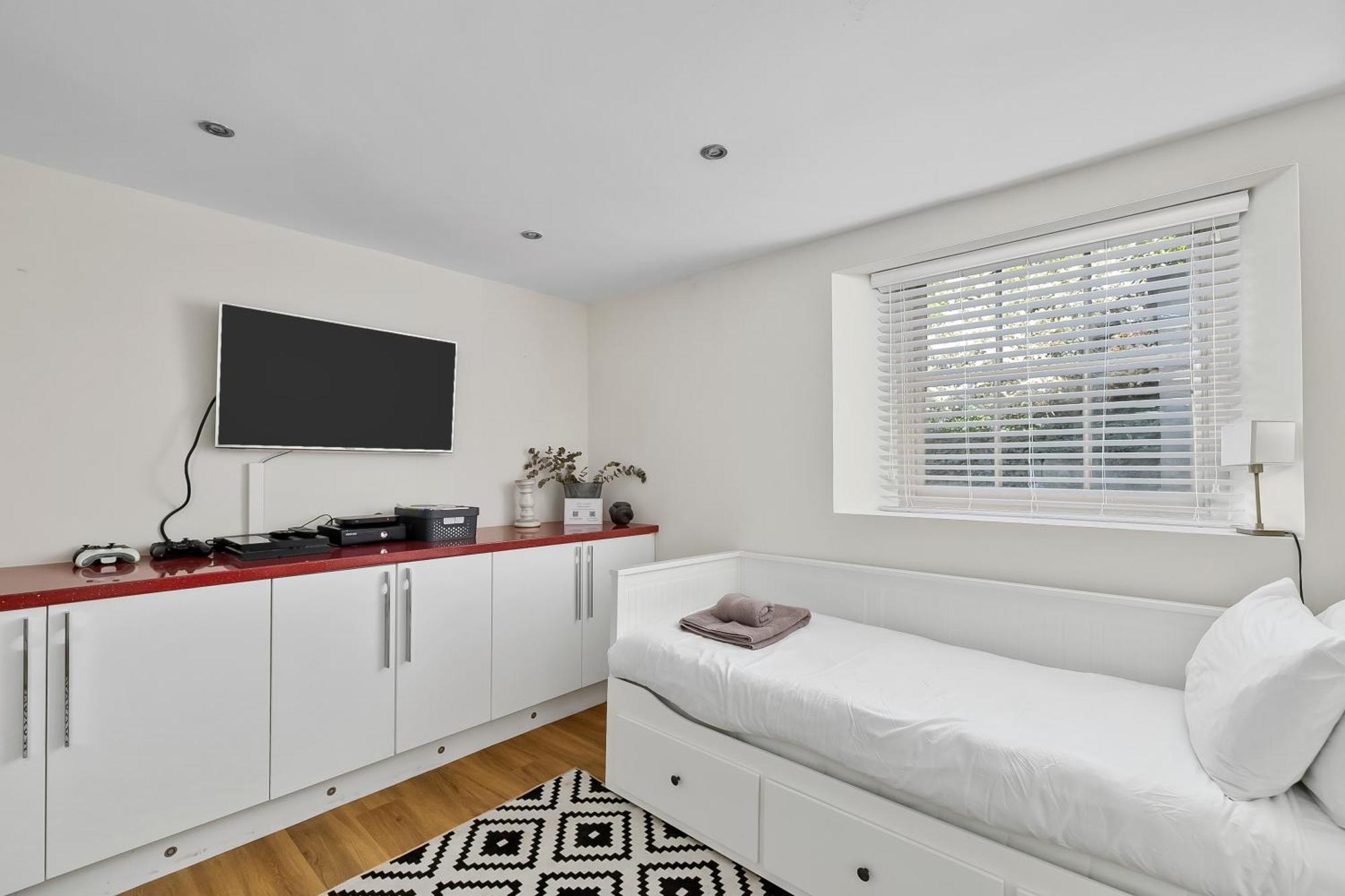 New 2024 Modern Luxury On The In Devon - Free Parking, Pets Welcome, Sleeps 10 Plymouth
