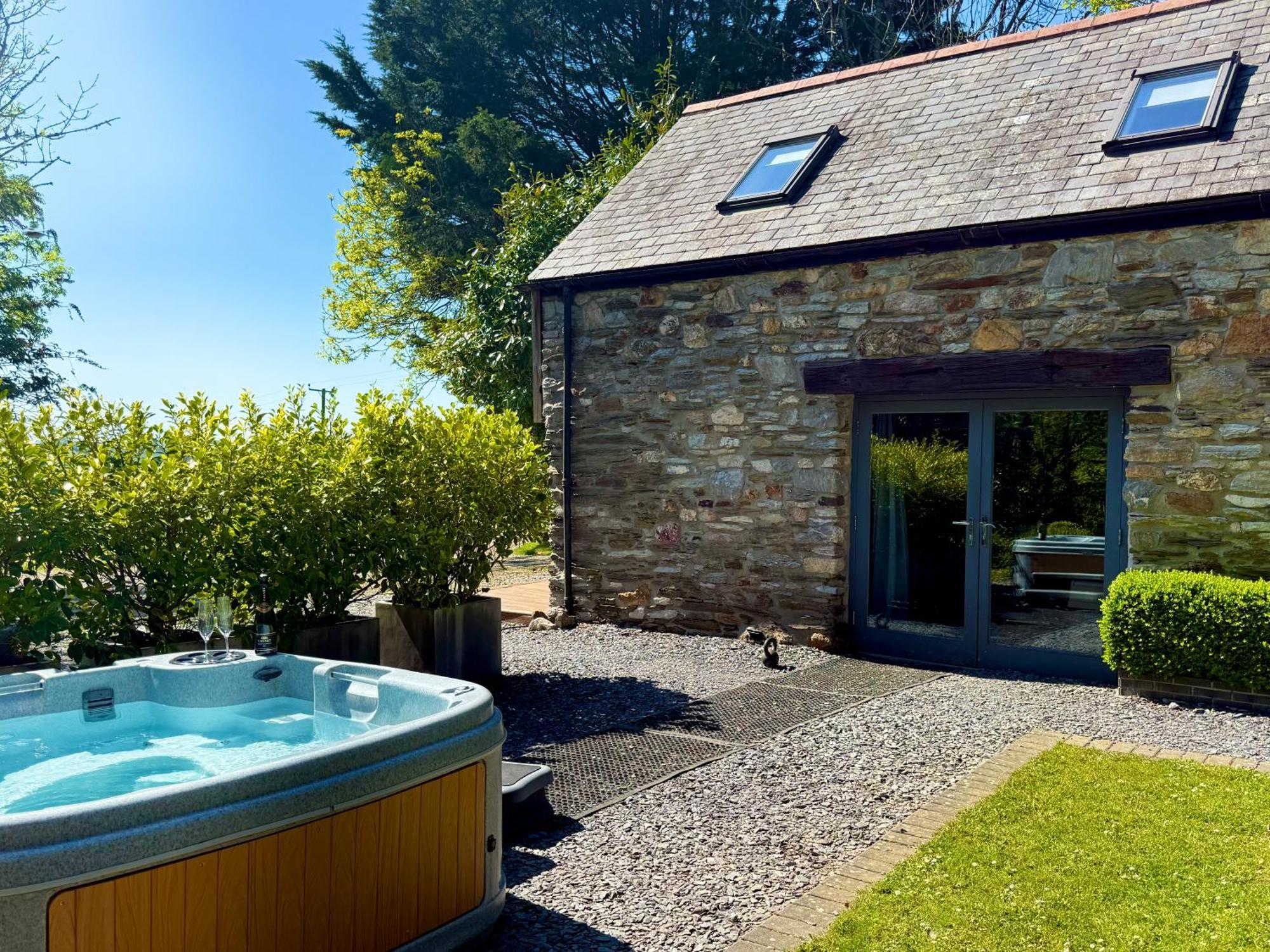 Sunridge Fishing With Hot Tub & Giant Cinema Holiday home Plymouth
