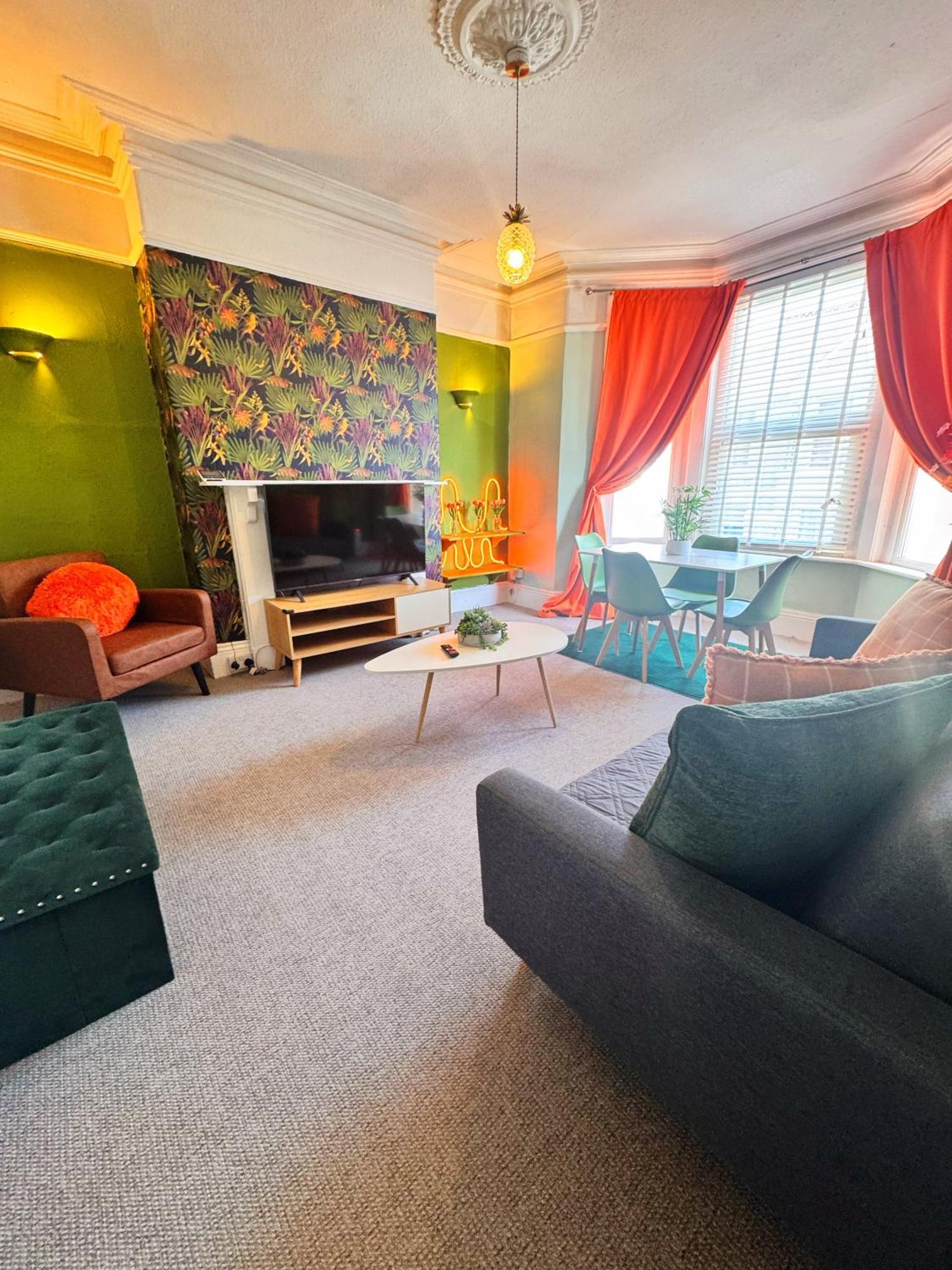 Offer Spacious And Chic 2 Bed Plymouth