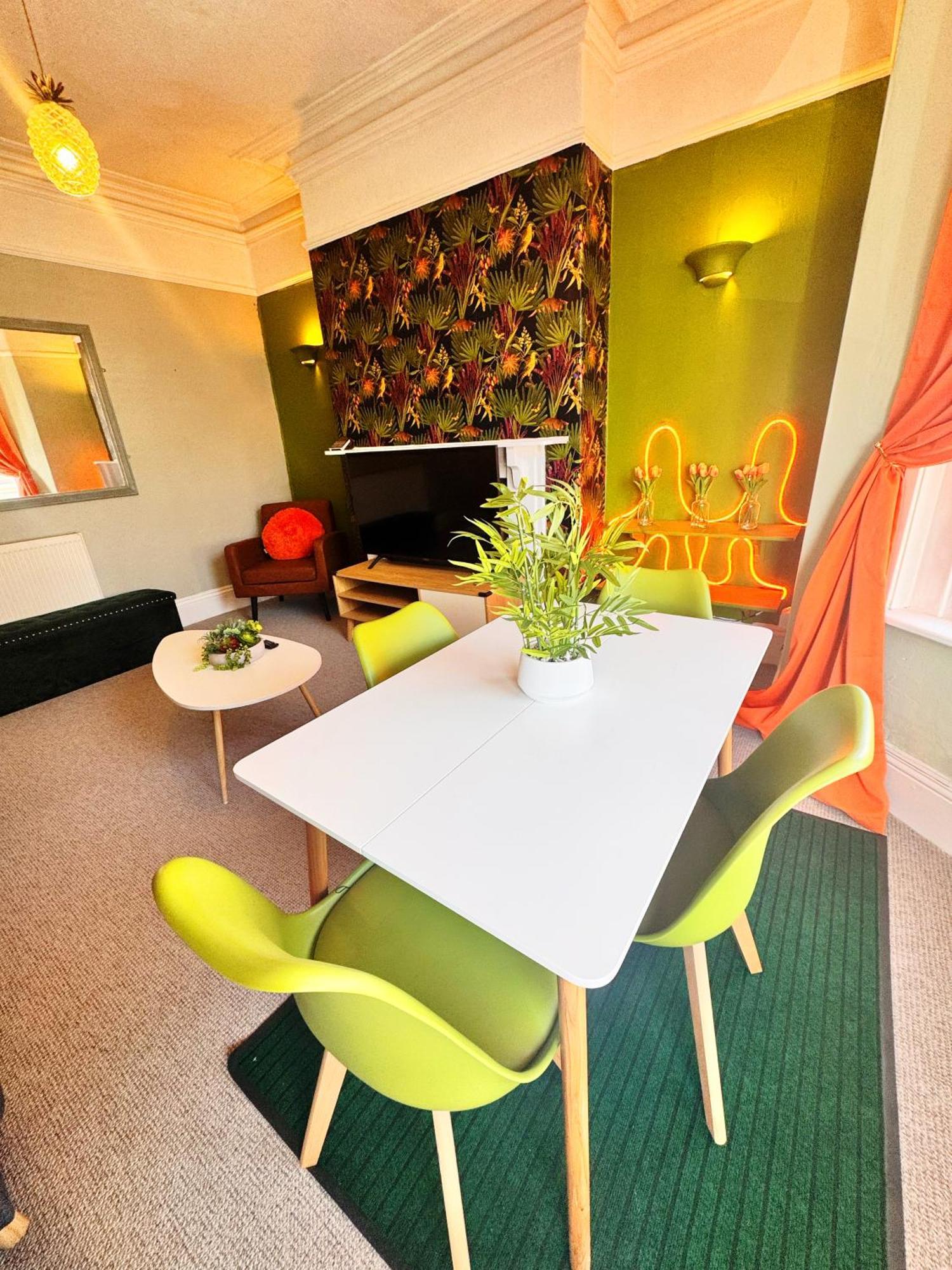 Offer Spacious And Chic 2 Bed *
