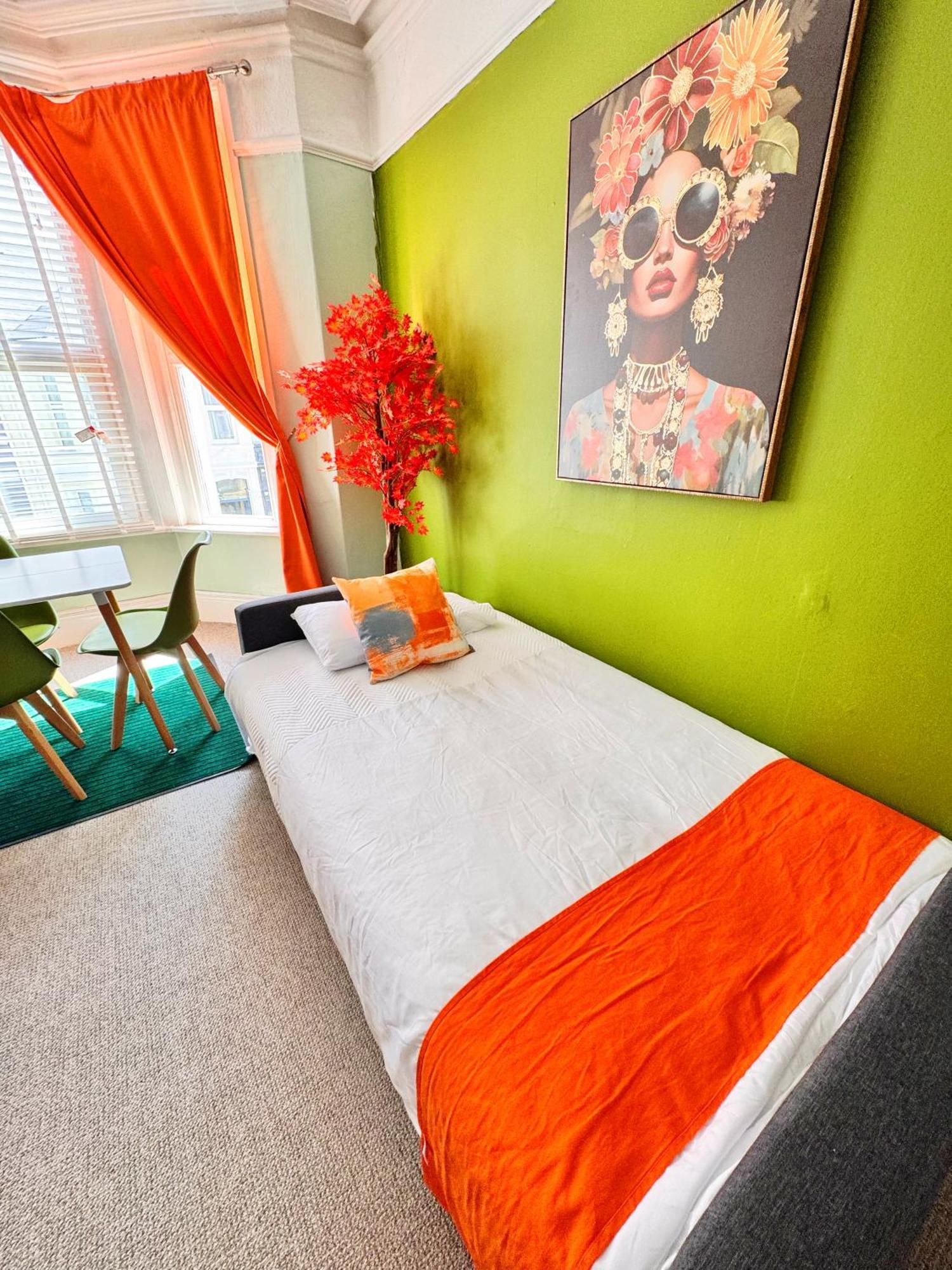 Offer Spacious And Chic 2 Bed Apartment *