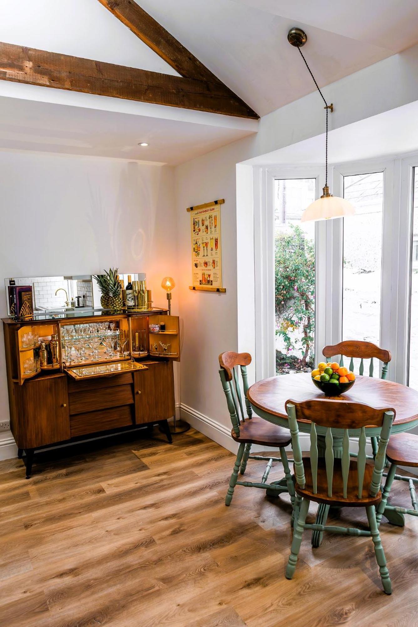 Spacious Victorian 4 Bed L Cocktail Bar Bath Workspaces Holiday home *