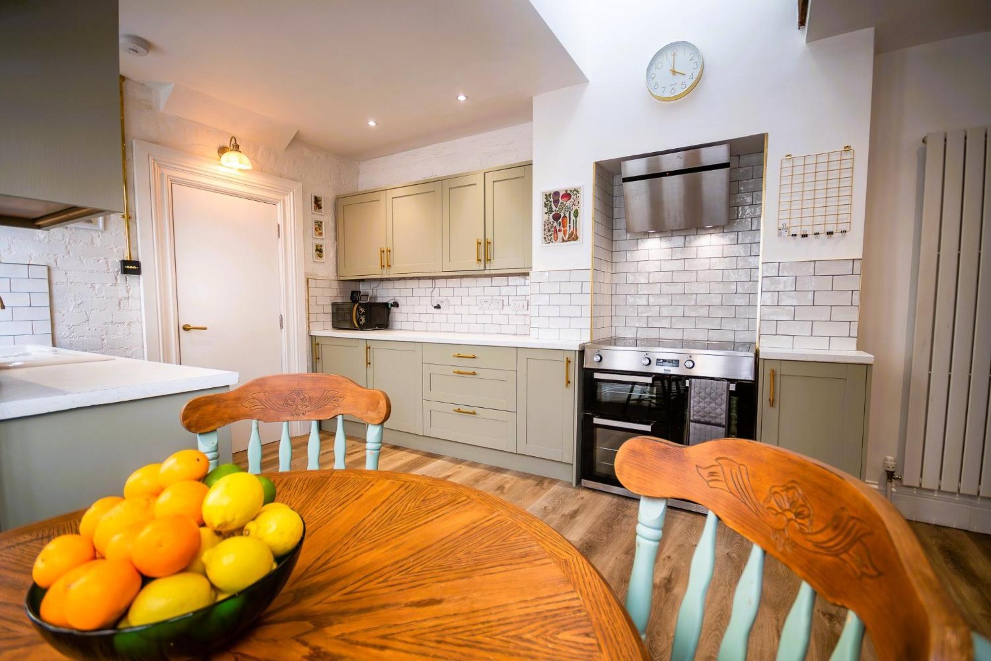 Spacious Victorian 4 Bed L Cocktail Bar Bath Workspaces *