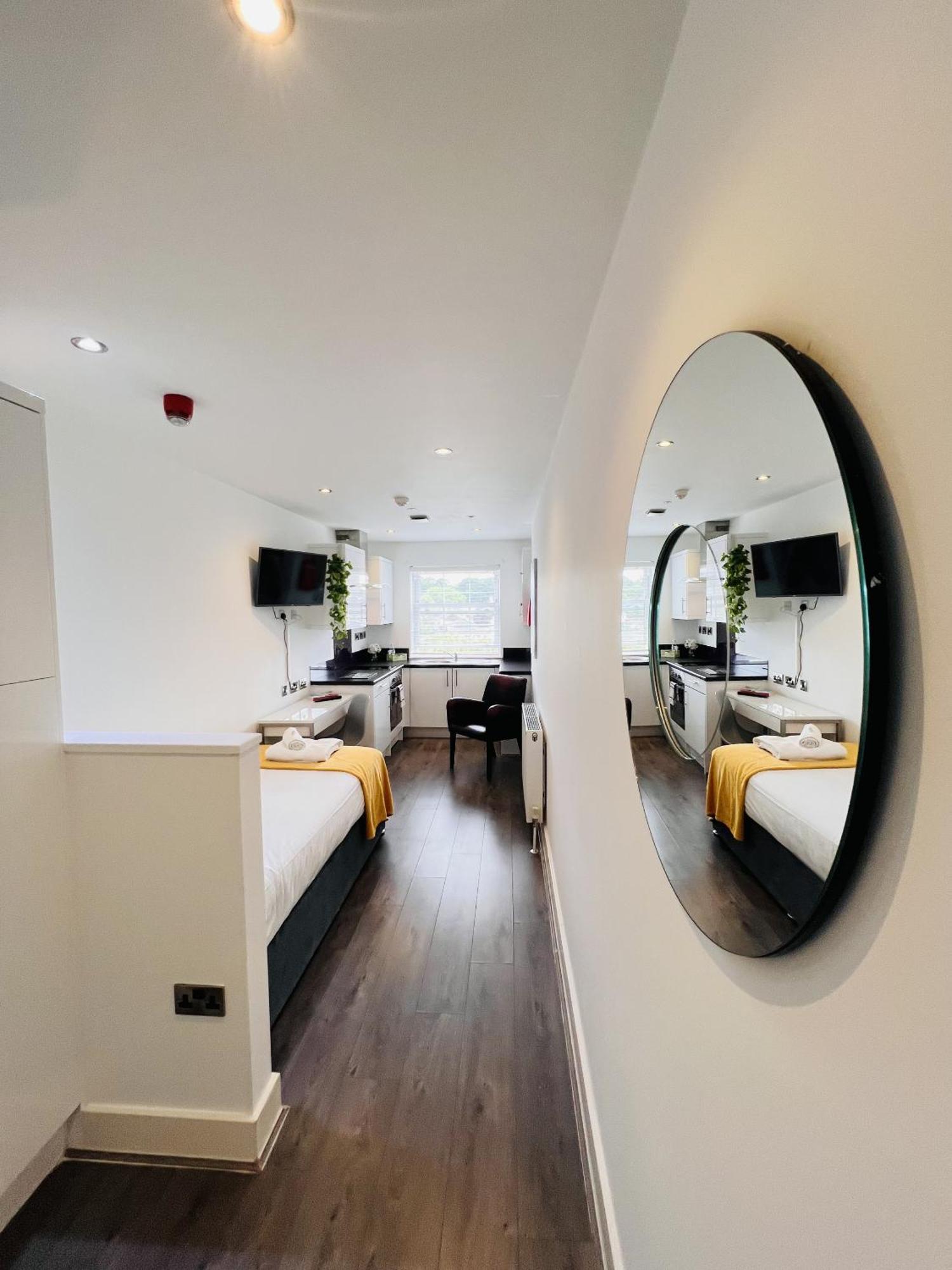 Fox House Studios, Aparthotel