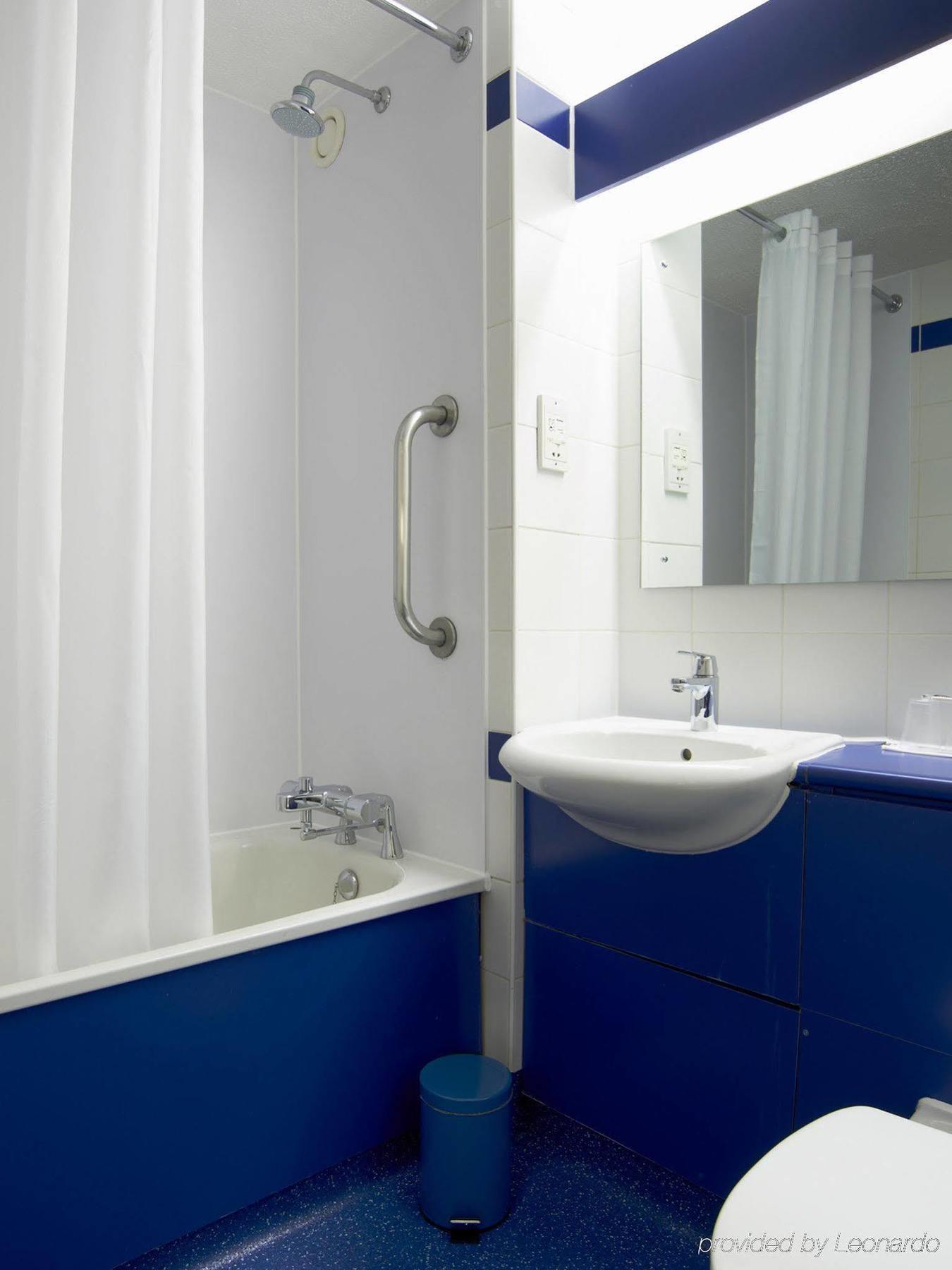 Travelodge Hotel 3*