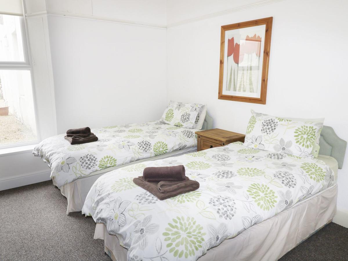 Garden Apartment, Apartment
