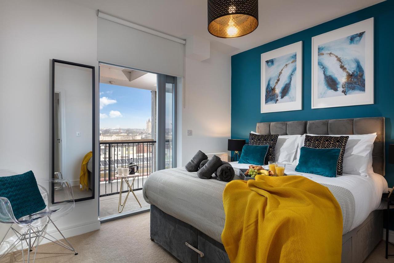 Penthouse Apartment- Sea View- Sleeps 7 - Parking - Habita Property Plymouth