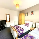 4 Bedroomed Maisonette In City Centre, Near Barbican & Seafront