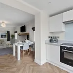 White Cottage Stunning Contemporary 2 Bedroom 2 Ensuite Annex With Hot Tub