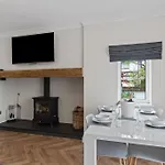 White Cottage Stunning Contemporary 2 Bedroom 2 Ensuite Annex With Hot Tub