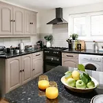 Central Plymouth Home - Sleeps Up To 10 - Free On Street Parking - Pets Welcome - By Luxe Living