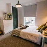 Quiet Location - 3 Bedroom Family House With 3 Shower Room - 2 Parking Spaces
