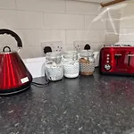 4 Bed Rooms 5 Double Beds Holidays House Near Train Station