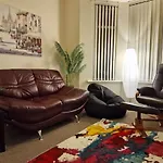 4 Bed Rooms 5 Double Beds Holidays House Near Train Station
