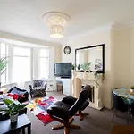 4 Bed Rooms 5 Double Beds Holidays House Near Train Station