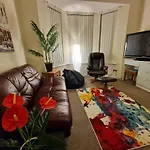 4 Bed Rooms 5 Double Beds Holidays House Near Train Station