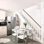 Plymouth Bijoux Cottage - Sleeps 6 - Parking- Habita Property