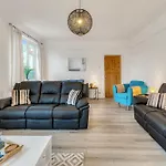 Park House - Very Spacious 4 Bed House, Games Room, Free Netflix, Close To Argyle, In The Heart Of Plymouth - Dogs Welcome - Hosted By Absolute Accommodation Plymouth